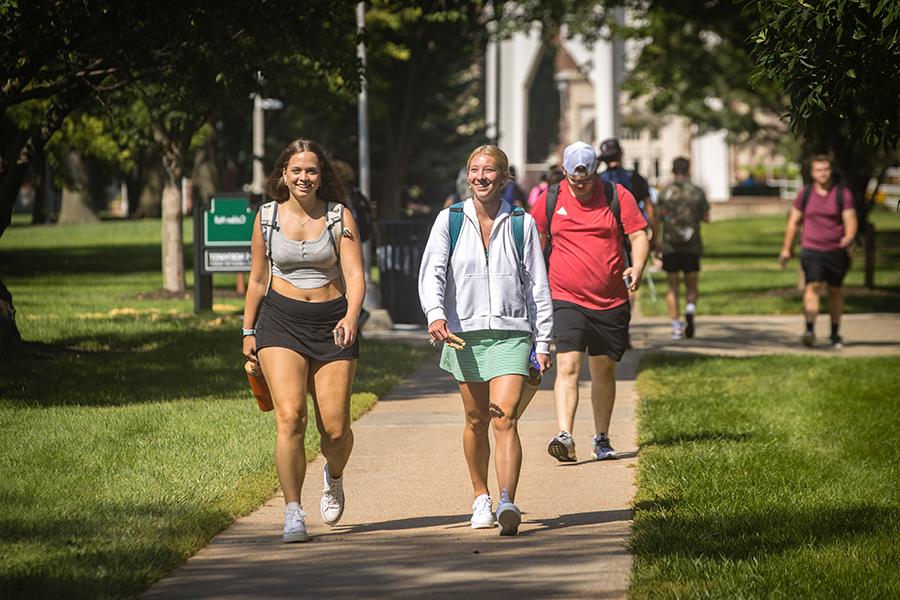Northwest students cross the main campus in Maryville during the first day of fall classes in August. (Photo by Lauren Adams/<a href='http://2ikbqn.bearinterestgroup.com'>威尼斯人在线</a>)